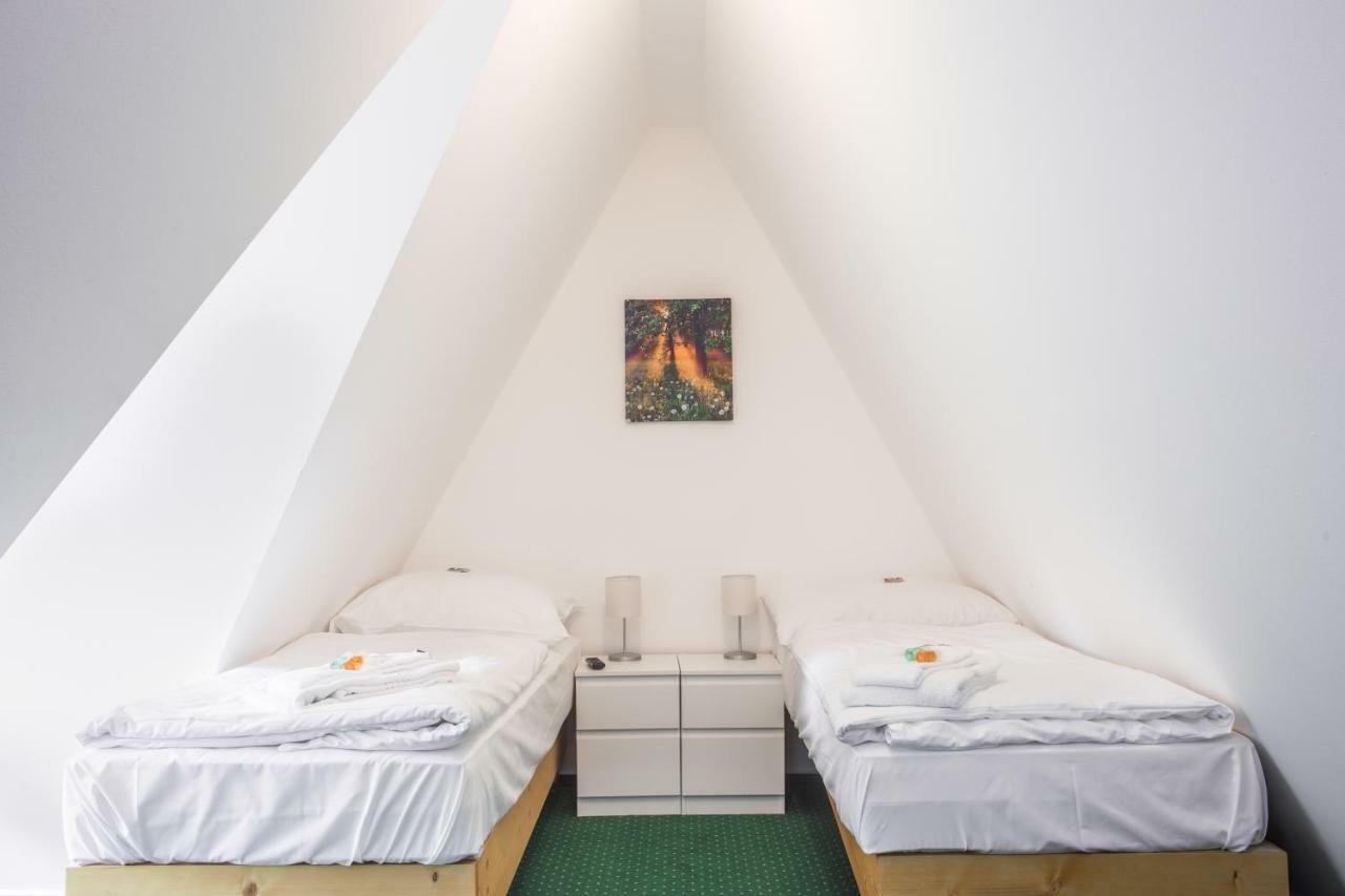 בנסוב Hotel Konopiste Nova Myslivna מראה חיצוני תמונה