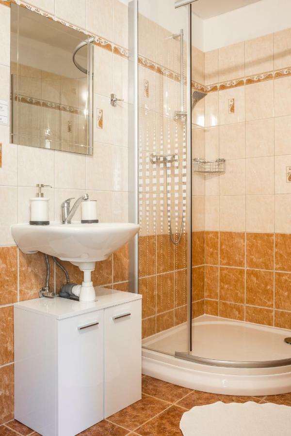 בנסוב Hotel Konopiste Nova Myslivna מראה חיצוני תמונה