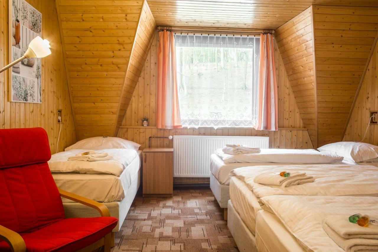 בנסוב Hotel Konopiste Nova Myslivna מראה חיצוני תמונה